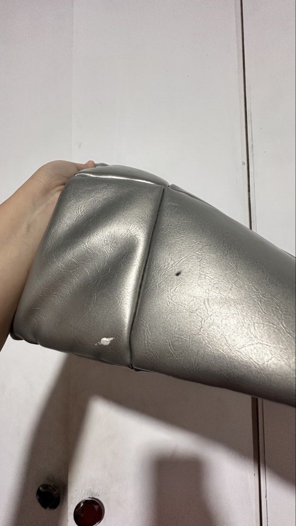 Metallic Laptop Pouch (Category: Laptop Bags & Sleeves) located in Las Pinas. Submitted by chi.closet.sale (Listing ID 1444714919, Image 3). Description: I really love this pouch cos of its self closing feature. but my laptop doesnt fit here any more. This perfectly fits a 13-15inch laptop :) Slight scratches, but nice pa din! Well used .