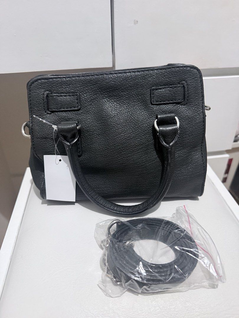 Michael Kors Black Leather Satchel Handbag (Category: Luxury Bags & Wallets) located in Manila. Submitted by luckywind_fe577b (Listing ID 1444821848, Image 2). Description: - Authentic Michael Kors black leather satchel - Features signature MK lock closure - Small to medium size, versatile for everyday or evening wear - Comes with a detachable shoulder strap - Interior and exterior are clean - Ready for its new owner.
