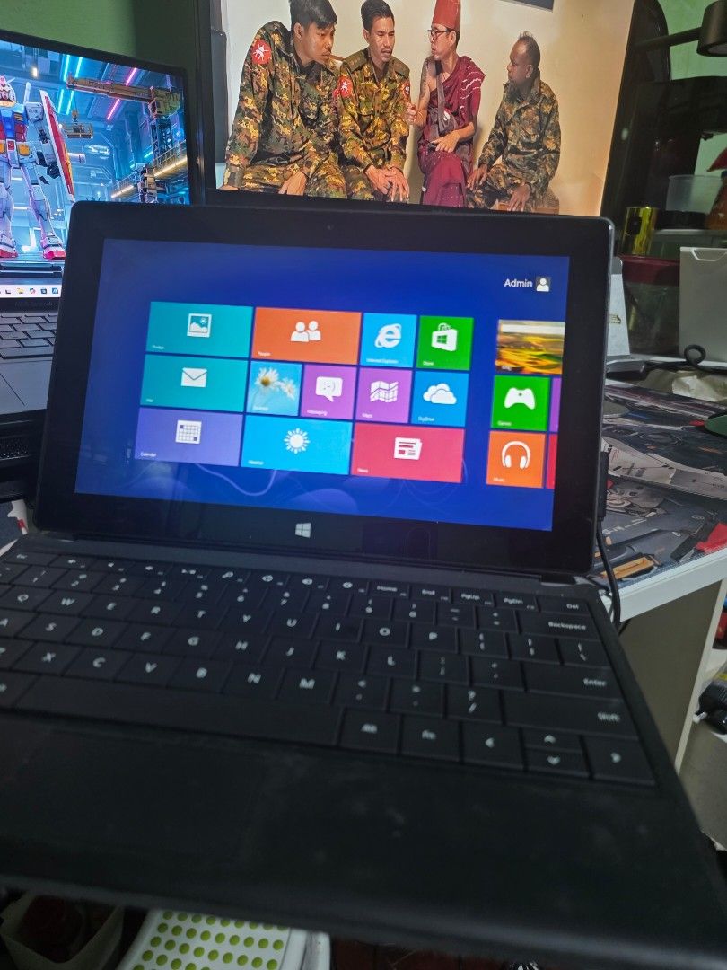 Microsoft Surface RT Windows Tablet with Keyboard486787985840558081