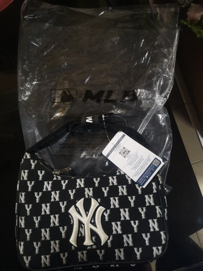 MLB bag (Category: Shoulder Bags) located in Marikina City. Submitted by everything4less (Listing ID 1444762882, Image 2). Description: mall pull out MLB BAG Super ganda in person buy niyo na.
