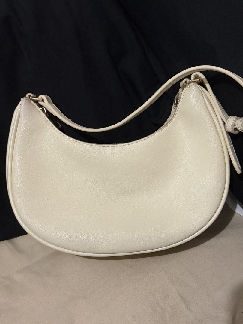 Mossdoom Beige Bag (Kategori: Tas & Dompet Wanita) berada di Jakarta Selatan. Dikirim oleh athrifting (ID iklan 1444803975, Gambar 2). Deskripsi: Via 🍊 or Gosend!.