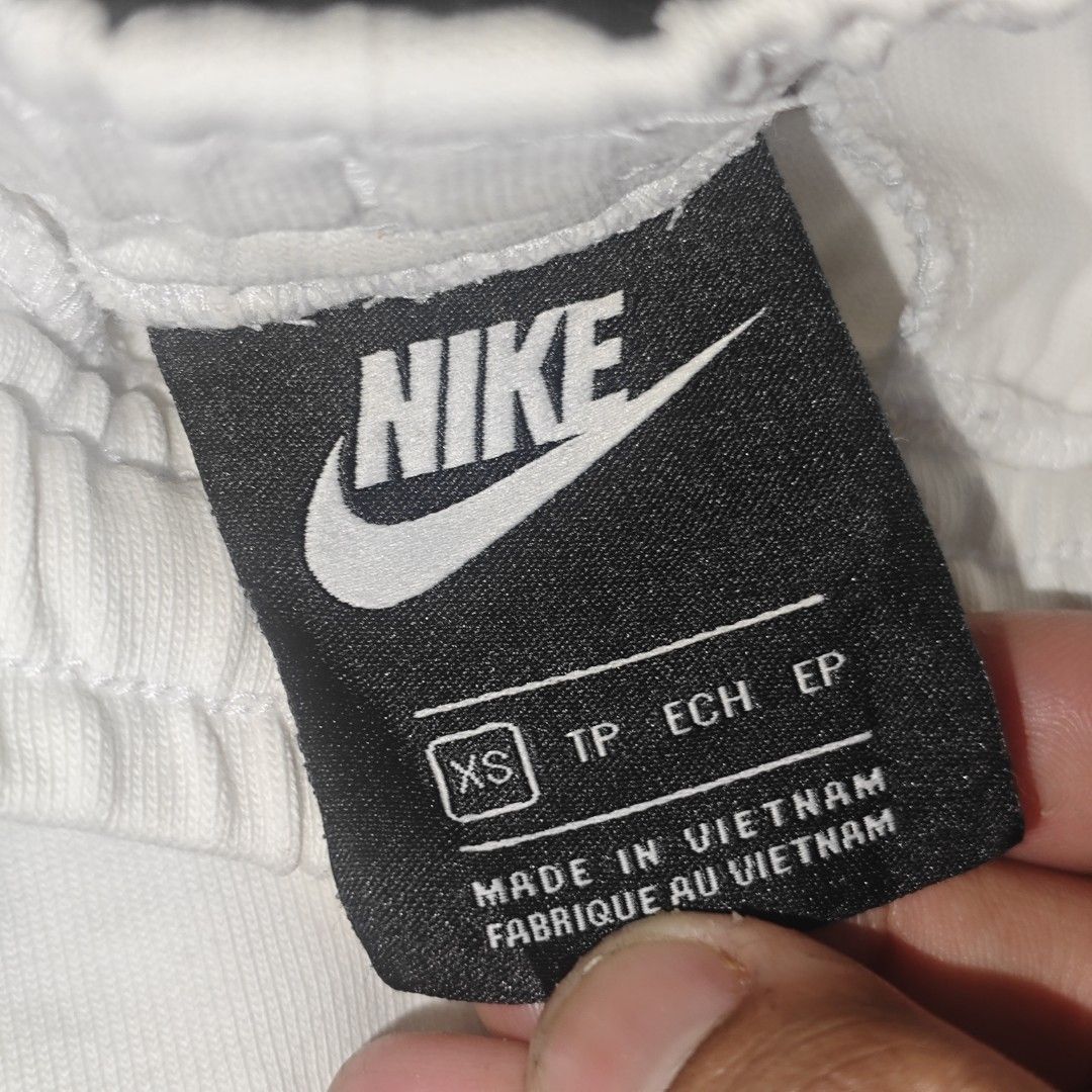 Nike Sportswear White Shorts (Category: Shorts) located in Tanay. Submitted by polothriftedit (Listing ID 1444729479, Image 2). Description: No issue Excellent condition Color rate: 10/10 No loose stitches, no distressing xs on tag dimes: waist: 24"-28" total length: 14.5" leg opening: 11" [ pwede tumawad kahit walang kasalanan ] no return, no exchange, no refund.