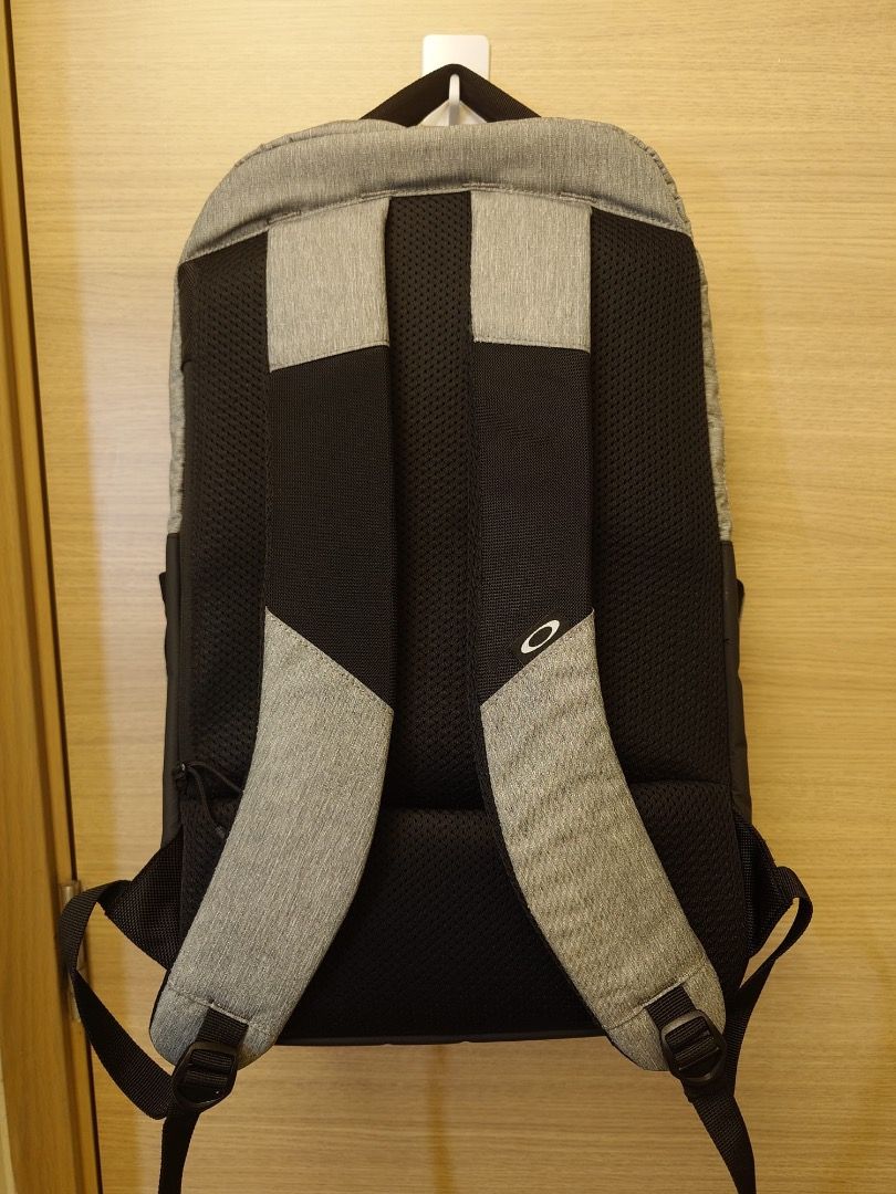 Oakley Grey Backpack 灰色 Oakley 背包 （分類：背包）位於 Hong Kong。 由 chiyojun 提交（商品編號 1444827694，圖片 2）。簡介： - Grey Oakley backpack 灰色 Oakley 背包 - Volume 容量: 25L - Details (approx): Width: 11.4 inches (29 cm); Depth: 6.7 inches (17 cm); Height: 19.7 inches (50 cm) - 尺寸（約)：寬：29 公分（11.4 吋）；深：17 公分（6.7 吋）；高：50 公分（19.7 吋） - Features a front pocket with the iconic Oakley logo 正面口袋飾有標誌性的 Oakley 徽標 - Laptop compartment at the back 背面設有筆記型電腦隔層 - Sturdy and reliable zi