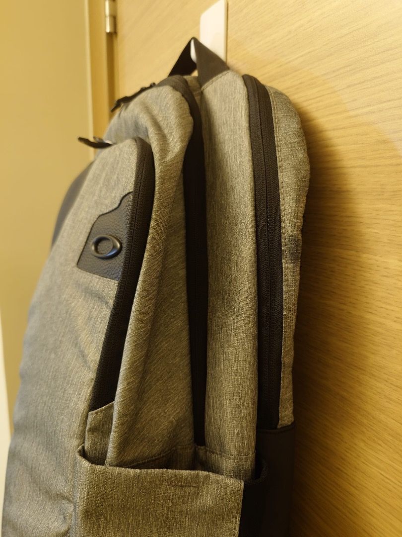 Oakley Grey Backpack 灰色 Oakley 背包 （分類：背包）位於 Hong Kong。 由 chiyojun 提交（商品編號 1444827694，圖片 3）。簡介： - Grey Oakley backpack 灰色 Oakley 背包 - Volume 容量: 25L - Details (approx): Width: 11.4 inches (29 cm); Depth: 6.7 inches (17 cm); Height: 19.7 inches (50 cm) - 尺寸（約)：寬：29 公分（11.4 吋）；深：17 公分（6.7 吋）；高：50 公分（19.7 吋） - Features a front pocket with the iconic Oakley logo 正面口袋飾有標誌性的 Oakley 徽標 - Laptop compartment at the back 背面設有筆記型電腦隔層 - Sturdy and reliable zi