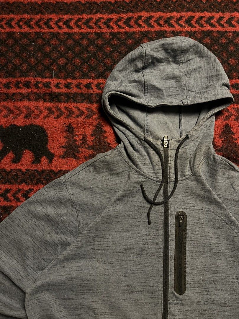 OLD NAVY ACTIVEWEAR | Hoodie (Category: Activewear) located in Manila. Submitted by pgarments (Listing ID 1444855117, Image 3). Description: Size:XL” Width:22” Length:29” Material Quality:cotton Issue:none Condition:good as new Model:5’7.