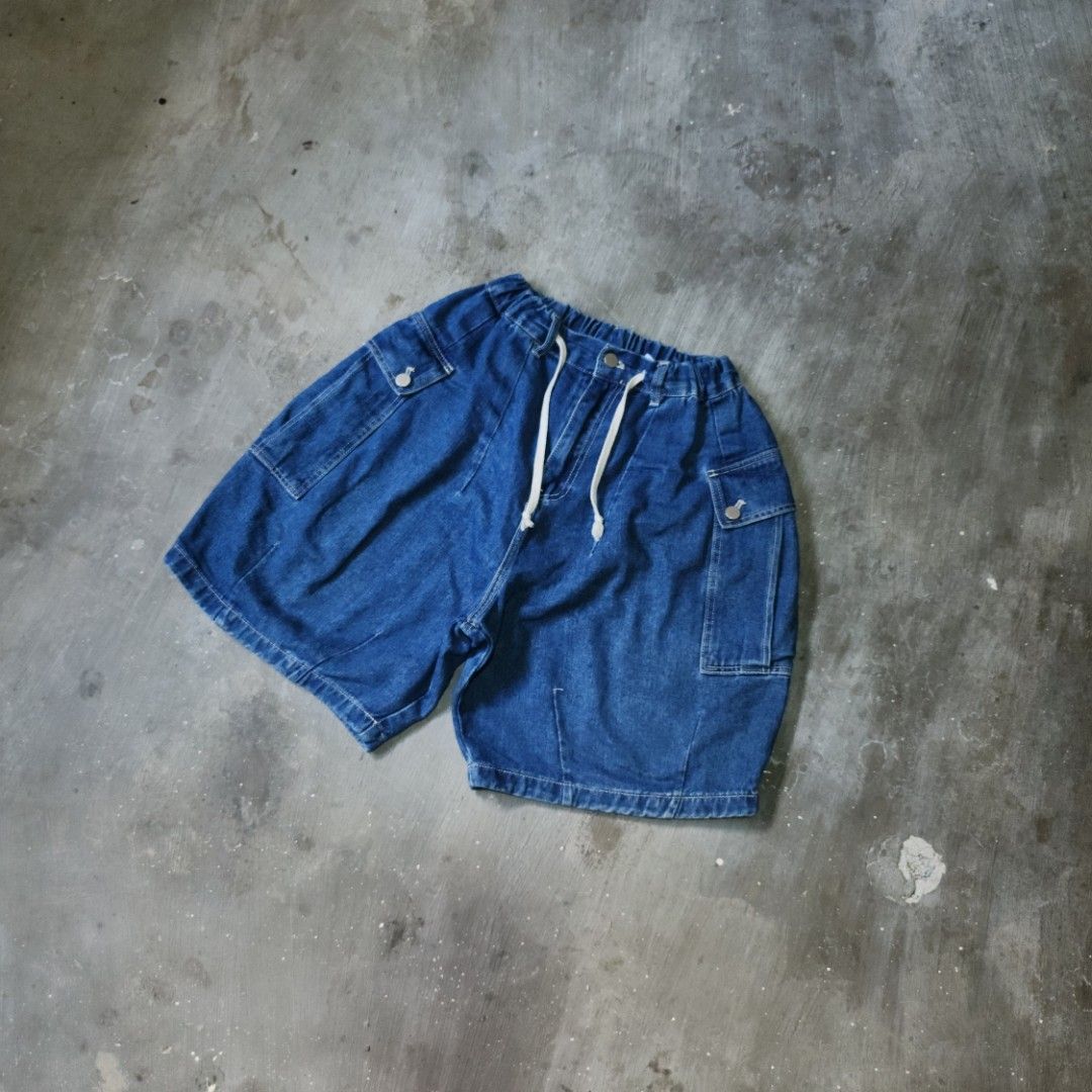 OVERALL BAGGY HARD DENIM SHORT (Category: Shorts) located in Cavite. Submitted by turthrift (Listing ID 1444702879, Image 2). Description: Size: 32 to 34 Length: 21 Leg opening: 15 Hem: 13.