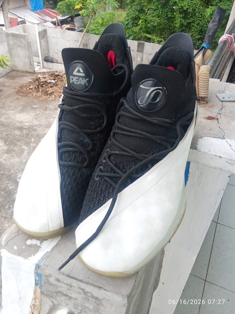 PEAK Basketball Shoes White Black (Category: Sneakers) located in Manila. Submitted by sunshine_31 (Listing ID 1444807328, Image 3). Description: - PEAK basketball shoes in black and white. - Secure lace-up closure. - Unique star and chevron pattern on soles for excellent grip. - Distinctive white overlay on the toe box. - Perfect for playing basketball or for stylish casual wear. - Please check the photos for a closer look at the details..