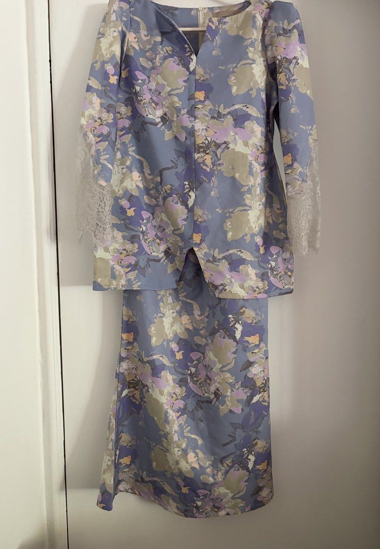 PETRA Baju Kurung (Category: Baju Kurung & sets) located in Ampang. Submitted by Iavendercake (Listing ID 1444740346, Image 1). Description: Details༉‧₊˚. Worn once, M size, Periwrinkle Purple Flaw (Second picture): Ripped zipper, not noticeable but I recommend to fix it with a tailor. Alteration: Back darts have been neatly removed for a more comfortable, looser fit around the waist. only accepting transfers and TnG, Postage Rm10! .