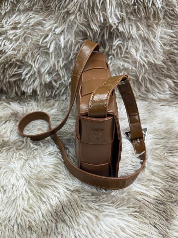 Preloved Bottega Venetta Crossbody (Category: Luxury Bags & Wallets) located in Manila. Submitted by bagsandshoesmanymore (Listing ID 1444737137, Image 3). Description: Preloved Bottega Veneta Size 22cm Japan thrift source🇯🇵 Actual photos posted Please read before you order 👉🏻❗️Payment first before shipping ❗️Cut off time of payment 11am sameday delivery ❗️NO MEET UP / NO PICK UP ❗️ORDER CANNOT BE CANCELLED ❗️PLEASE DON’T BUY IF YOU ARE IN DO