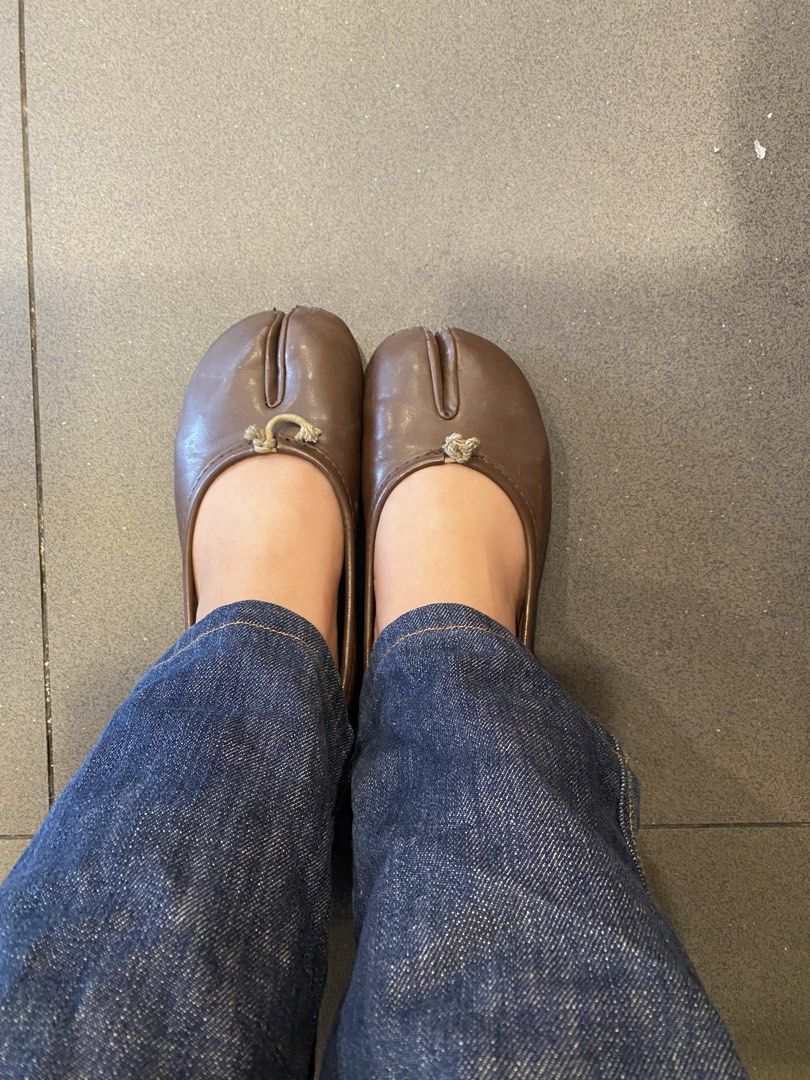 SALE !! Brown Tabi Flats (Category: Flats & Sandals) located in Manila. Submitted by kash19_ (Listing ID 1444826861, Image 3). Description: orig price: 800 rfs: declutter.