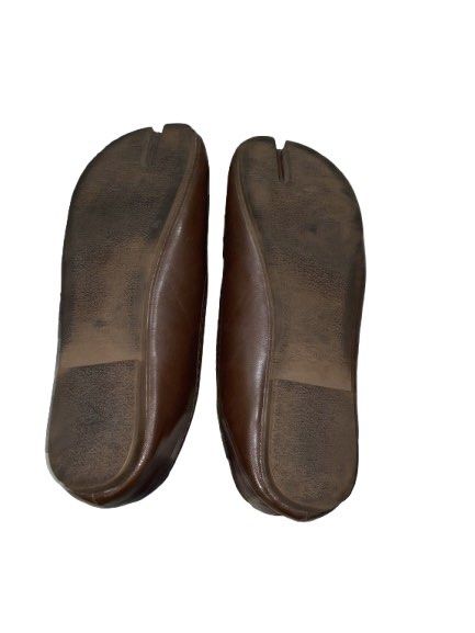 SALE !! Brown Tabi Flats (Category: Flats & Sandals) located in Manila. Submitted by kash19_ (Listing ID 1444826861, Image 2). Description: orig price: 800 rfs: declutter.