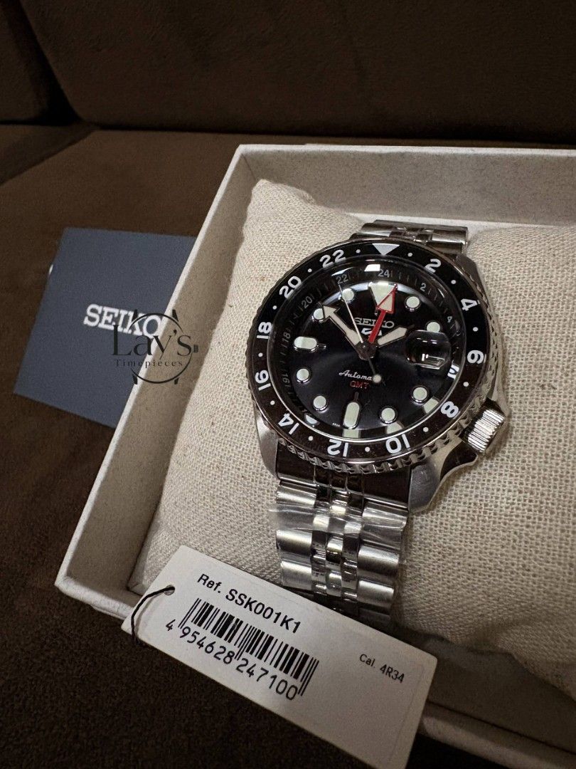 SEIKO 5 SPORTS GMT SSK001 ”Bruce Wayne” (Category: Men's Watches) located in San Jose. Submitted by dos__ (Listing ID 1444822773, Image 1). Description: SEIKO 5 SPORTS GMT SSK001 ”Bruce Wayne” SSK001 CASE SIZE Thickness: 13.6MM Diameter: 42.5MM Lug-to-Lug: 46.0MM Caliber Number: 4R34 Movement Type: Automatic with manual winding Power Reserve: Approx. 41 hours 🏷️SRP: ₱26,650 🏷️My Price: ₱18,500 INCLUSIONS: WATCH, DOUBLE BOX, HANGTAG, MANUAL, AND
