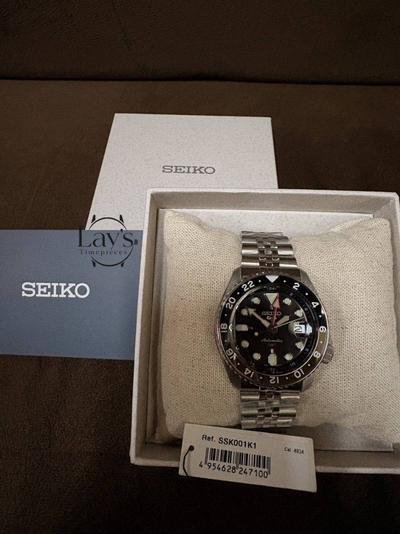 SEIKO 5 SPORTS GMT SSK001 ”Bruce Wayne” (Category: Men's Watches) located in San Jose. Submitted by dos__ (Listing ID 1444822773, Image 2). Description: SEIKO 5 SPORTS GMT SSK001 ”Bruce Wayne” SSK001 CASE SIZE Thickness: 13.6MM Diameter: 42.5MM Lug-to-Lug: 46.0MM Caliber Number: 4R34 Movement Type: Automatic with manual winding Power Reserve: Approx. 41 hours 🏷️SRP: ₱26,650 🏷️My Price: ₱18,500 INCLUSIONS: WATCH, DOUBLE BOX, HANGTAG, MANUAL, AND