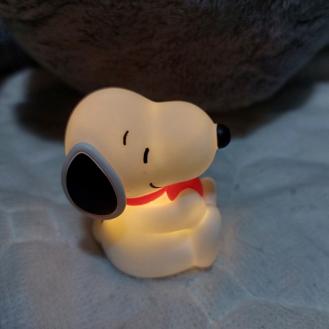 Snoopy Peanuts Gashapon Lights Up (Category: Character Goods) located in Makati City. Submitted by ngm8n25d_bil9r (Listing ID 1444782475, Image 3). Description: Newly pulled! never been used (only lit it up for photo purposes) bought it for 5 tokens = 325 pesos.