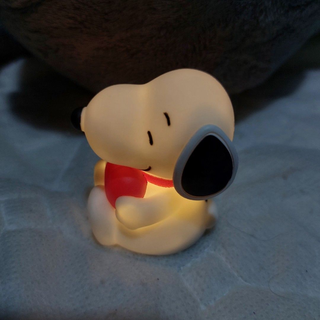 Snoopy Peanuts Gashapon Lights Up (Category: Character Goods) located in Makati City. Submitted by ngm8n25d_bil9r (Listing ID 1444782475, Image 2). Description: Newly pulled! never been used (only lit it up for photo purposes) bought it for 5 tokens = 325 pesos.