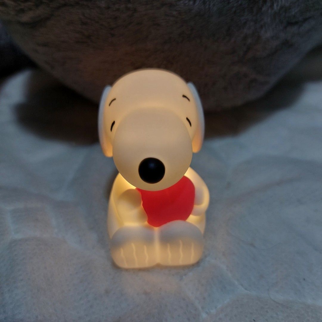 Snoopy Peanuts Gashapon Lights Up (Category: Character Goods) located in Makati City. Submitted by ngm8n25d_bil9r (Listing ID 1444782475, Image 1). Description: Newly pulled! never been used (only lit it up for photo purposes) bought it for 5 tokens = 325 pesos.