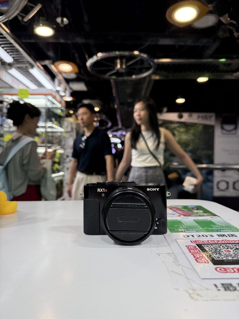 Sony RX1R M2 （分類：相機）位於 Hong Kong。 由 dtrade203 提交（商品編號 1444742202，圖片 1）。簡介： 二手產品(used)歡迎trade in 高價收機🌟🌟🌟 Sony RX1R M2 90%new 無盒齊配件 現sell $9880 電話: 2384 4424石仔(Mr.Quin) Whats app:6623 4471 如不方便，可安排鐵路沿線交收 旺角山東街47-51號星際城市203室 Shop 203，2／F,Sim City,47-51 Shantung Street mongkok,kowloon Whats app:6623 4471 (現金收費)(EPS+1%)(VISA/MC+3%)(銀聯+3%) 此價錢只限網上優惠, 購買前請預先致電訂購 另有TRADE IN服務 ☆☆☆☆☆☆☆☆☆☆☆☆☆ 另外回收各款二手相機鏡頭,電腦,耳機，Canon Nikon Sony Fujifilm Olympus Gopro Mac