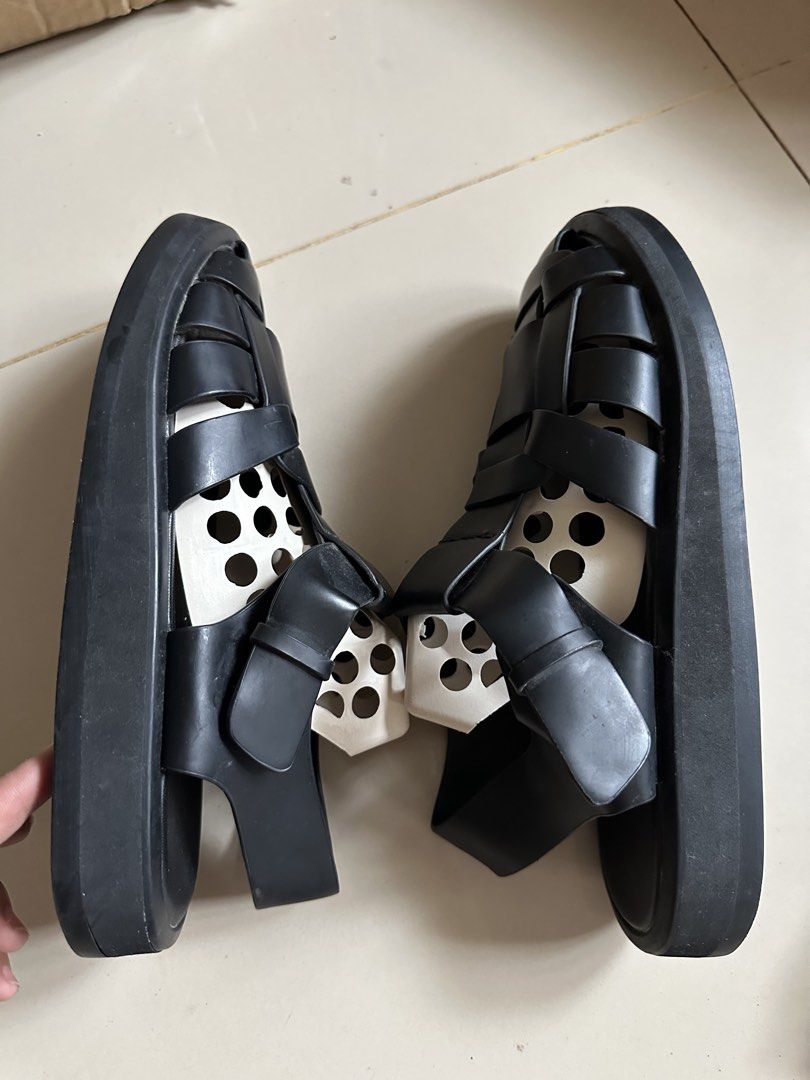 The Row Fisherman Sandals (Category: Sandals) located in Butuan. Submitted by wear.next (Listing ID 1444728975, Image 3). Description: Size 39 No inclusion .