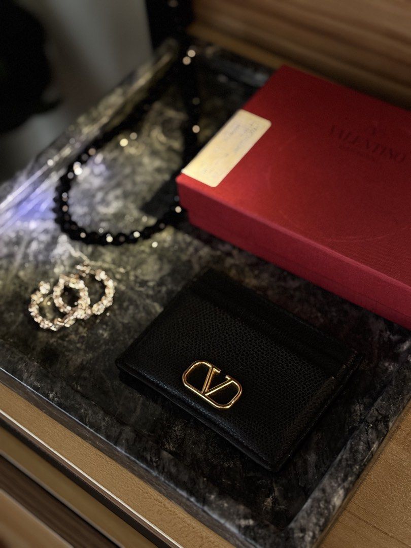 Valentino Card holder (Category: Luxury Bags & Wallets) located in Muntinlupa City. Submitted by closet.confessions (Listing ID 1444702169, Image 1). Description: Small in size, big on style. 🖤 VALENTlN0 Card Holder rank SA comes Fullset; box & dustbag, no receipt #valentino #valentinowallet #slg #valentinocardholder #valentinoph.