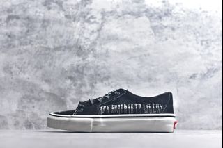 (Category: ) located in . Submitted by Outlet.Sneakers (Listing ID 1444693478, Image 1). Description: .