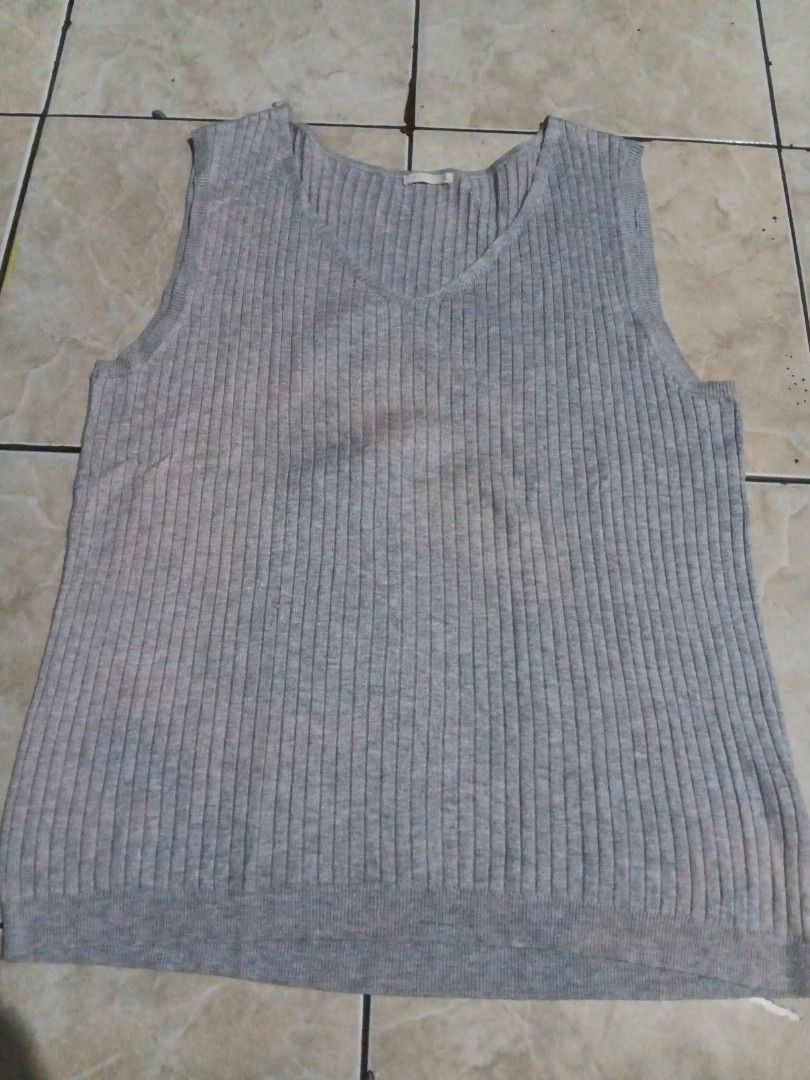 Vest abu (Kategori: Atasan) berada di Bekasi. Dikirim oleh mikha.preloved92 (ID iklan 1444848824, Gambar 1). Deskripsi: vest abu ada luntur tp masih oke buat dipakai, bisa diliat dari foto ya luntur nya, size bisa muat sampai LD 120, masih bagus hnya luntur nya lumayan dpn belakang.
