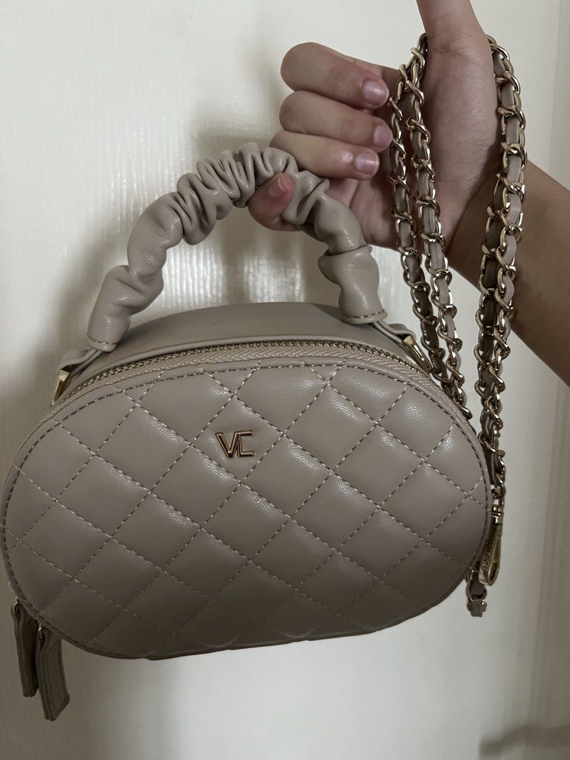 Vincci Quilted Oval Handbag with Chain Strap (Category: Shoulder Bags) located in Paranaque City. Submitted by iyansloveditems (Listing ID 1444711051, Image 3). Description: a cute elegant style bag good for formal occasions or any events. — brand vincci but was bought on dubai — never been used & comes with a dust bag feel free to mssg for more pics, a sure buyer can negotiate the price!!.