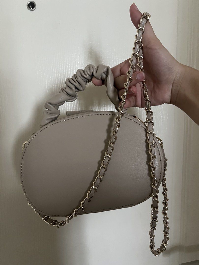 Vincci Quilted Oval Handbag with Chain Strap (Category: Shoulder Bags) located in Paranaque City. Submitted by iyansloveditems (Listing ID 1444711051, Image 2). Description: a cute elegant style bag good for formal occasions or any events. — brand vincci but was bought on dubai — never been used & comes with a dust bag feel free to mssg for more pics, a sure buyer can negotiate the price!!.