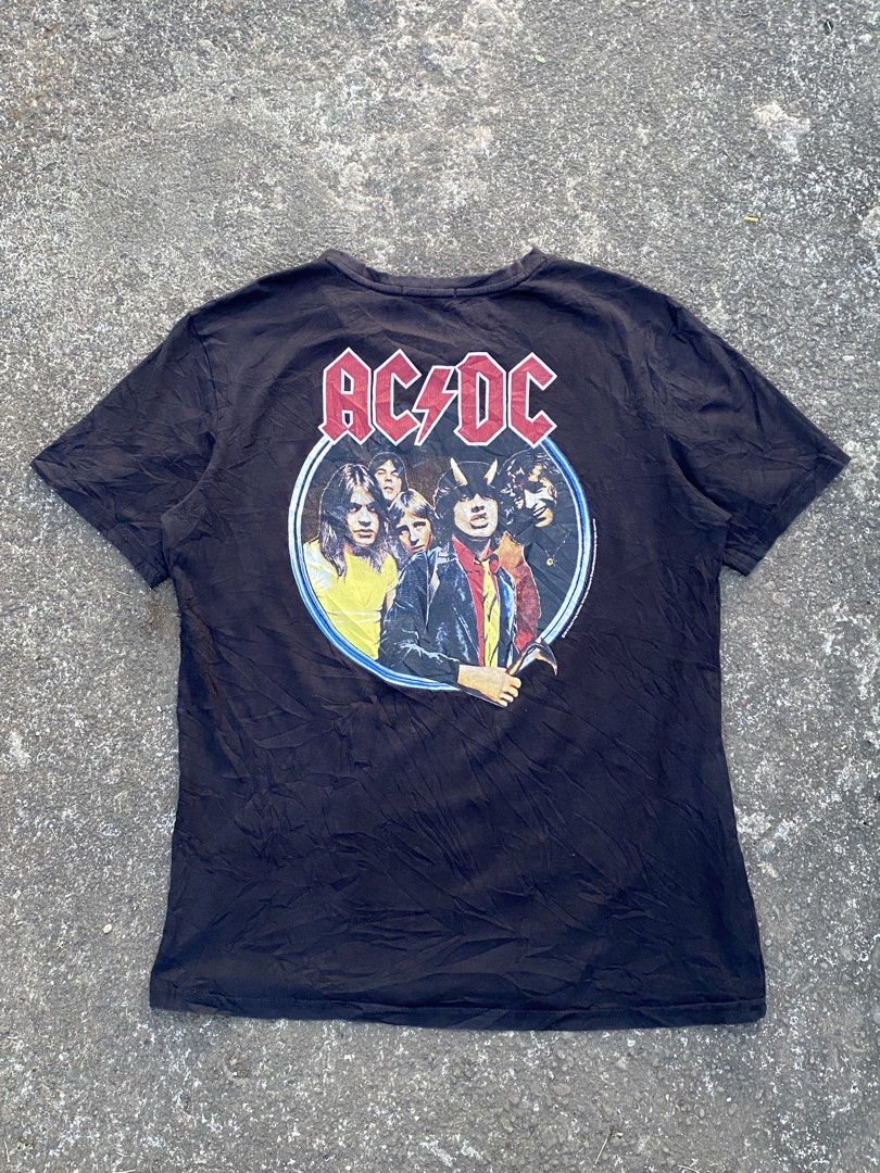Vintage-style AC/DC Graphic Tshirt (Category: Tshirts & Polo Shirts ) located in Naga. Submitted by xai_01 (Listing ID 1444836156, Image 3). Description: Size: M-L Condition: Great condition Color Rate: 9/10 Issues: Sign of use.