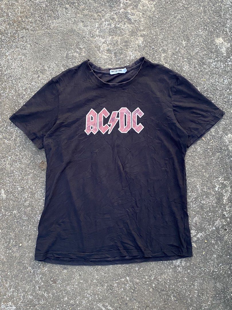 Vintage-style AC/DC Graphic Tshirt (Category: Tshirts & Polo Shirts ) located in Naga. Submitted by xai_01 (Listing ID 1444836156, Image 1). Description: Size: M-L Condition: Great condition Color Rate: 9/10 Issues: Sign of use.