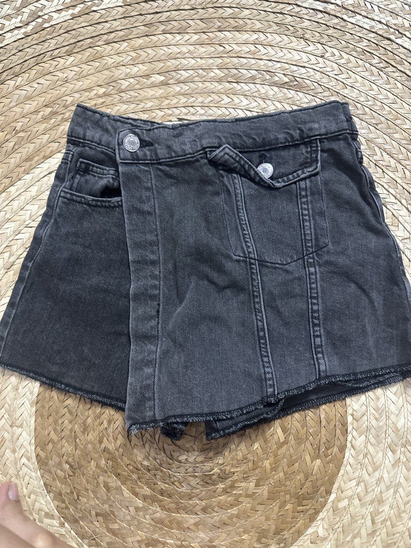Zara Black Denim skort (Category: Skirts) located in Tarlac. Submitted by relovedph_02 (Listing ID 1444747364, Image 1). Description: - Zara Black Denim Wrap Skirt - Size: EUR 34 - Style: Wrap with button closure - Pockets: Front and back - Detail: Raw hem - Origin: Made in Bangladesh.