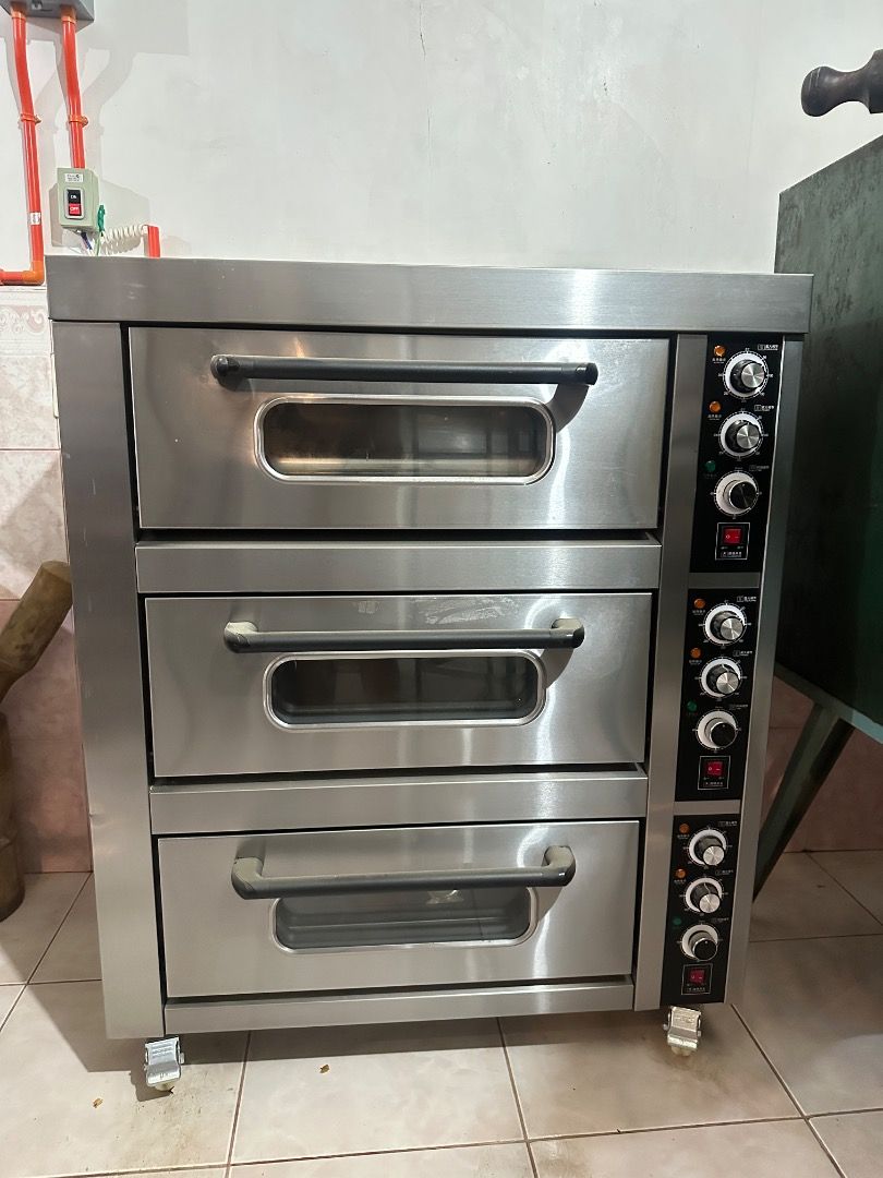 3-Deck Commercial Electric Bakery Oven (Category: Ovens & Toasters) located in Pagbilao. Submitted by kdtn0 (Listing ID 1441522857, Image 1). Description: 3-deck commercial electric oven 220V 9600W power Temperature range: 0–300°C Timer: 0–99 minutes 60 × 40 cm tray capacity Independent controls per deck Heavy-duty stainless steel construction Built-in wheels for easier movement Internal deck size: 62.5 × 44.5 × 16.5 cm Overall dimensions: 93.5 ×