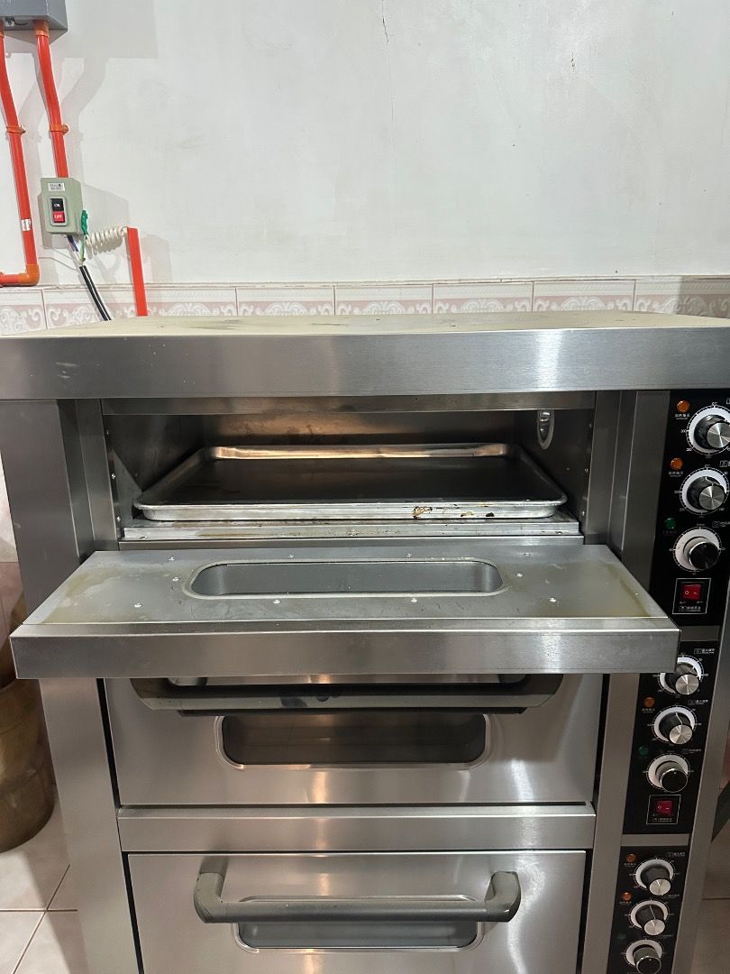 3-Deck Commercial Electric Bakery Oven (Category: Ovens & Toasters) located in Pagbilao. Submitted by kdtn0 (Listing ID 1441522857, Image 3). Description: 3-deck commercial electric oven 220V 9600W power Temperature range: 0–300°C Timer: 0–99 minutes 60 × 40 cm tray capacity Independent controls per deck Heavy-duty stainless steel construction Built-in wheels for easier movement Internal deck size: 62.5 × 44.5 × 16.5 cm Overall dimensions: 93.5 ×