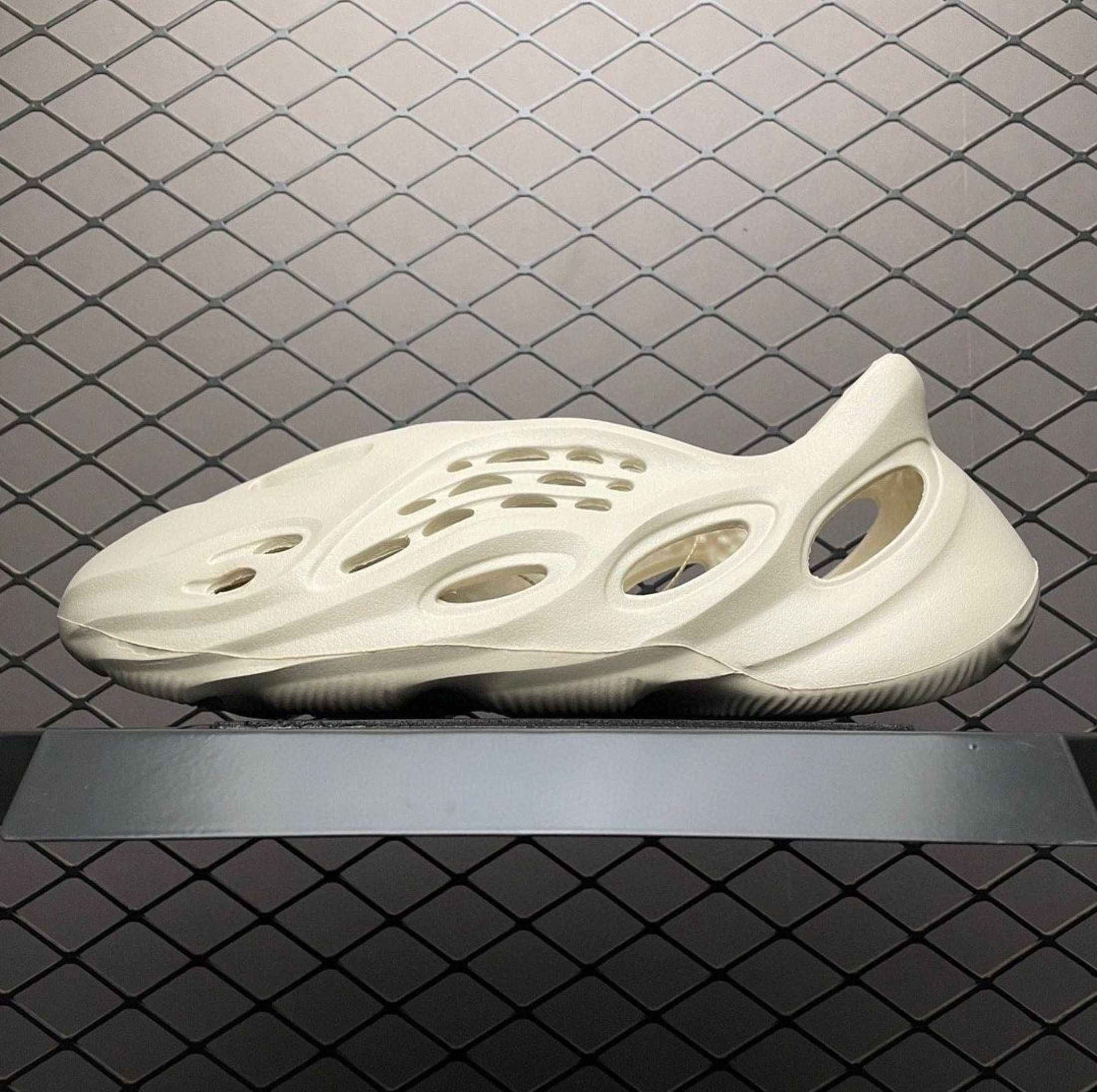 6 Colors Yeezy Foam Runner Onyx Slippers (Category: Sneakers) located in Singapore. Submitted by whappygem (Listing ID 1441412893, Image 3). Description: 📋 Quick Info Brand: Adidas Name: 6 Colors Yeezy Foam Runner Onyx Slippers Condition: New Ship: Free (J&T/Ninja Van) Pay: Cash on Delivery Confirm: 3 days Chat: 💬.