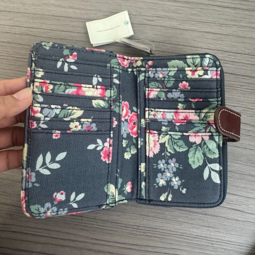 英國 Cath Kidston 黑色花花尼龍布 直身 銀包 （分類：銀包、卡片套）位於 Hong Kong。 由 doota_mall 提交（商品編號 1441412890，圖片 2）。簡介： 更多貨品請瀏覽: https://www.carousell.com.hk/u/doota_mall ~ HK$110 包順豐/個 ~ 尼龍布製 ~ SIZE - 尺碼: 高 15cm X 闊 10cm X 厚 1.5cm ~ Made in China ~ 注意: 清賣貨品難免有不影響使用之小瑕疵 ~ 包快遞郵寄順豐&菜鳥門市/ 便利店/ 智能櫃自取 #BAG。