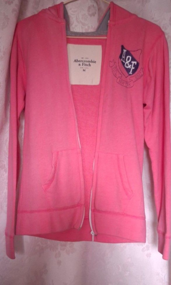 abercombie & fitch hot pink zip up jacket (Category: Coats, Jackets and Outerwear) located in Quezon City. Submitted by celestia.finds.things (Listing ID 1441458247, Image 1). Description: ⋆𐙚 mop : gcash, mod: lalamove/j&t ⋆𐙚 no cod or ww pics ⋆𐙚 payment first ⋆𐙚 sf shouldered by buyer 📍located in qc ────୨ৎ──── discoloration & stains as this is quite old. size m on tag. can send close up pics!.