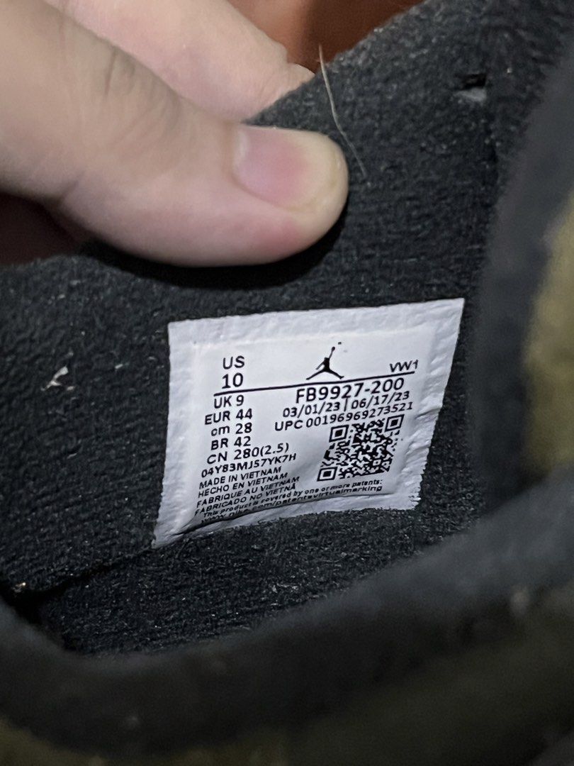 Air Jordan 4 Retro SE Craft "Medium Olive" (Category: Sneakers) located in Manila. Submitted by sorein (Listing ID 1441466038, Image 3). Description: - Authentic Air Jordan 4 Retro SE Craft - Colorway: Medium Olive/Pale Vanilla - Size: US 10 - Includes original box - Ideal for sneaker collectors and enthusiasts.