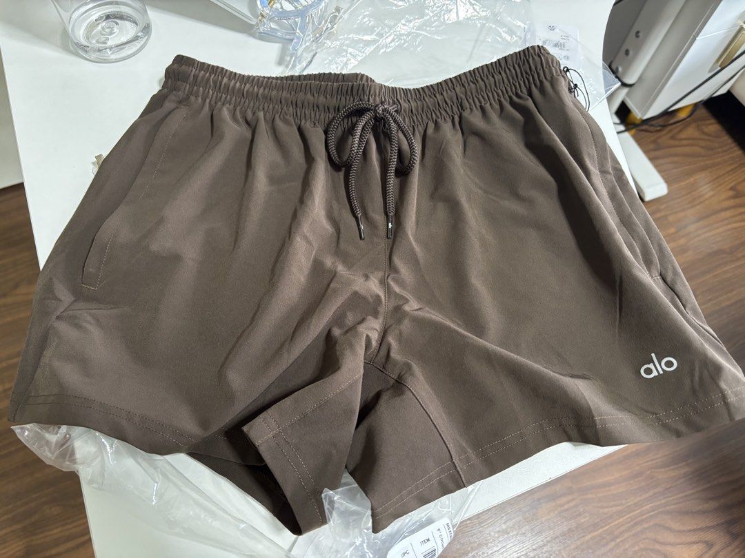 Alo Yoga 5" Circuit Short Espresso Size 8 (Category: Shorts) located in Singapore. Submitted by xxprelovedxxxxx (Listing ID 1441465708, Image 1). Description: - Brand New With Tags (BNWT) - Alo Yoga 5" Circuit Shorts - Colour: Espresso - Size: S - Material: Lightweight and super comfy - Features: Elastic waistband with drawstring for adjustable fit, functional pockets - Ideal for: Workouts, gym sessions, or casual lounging.