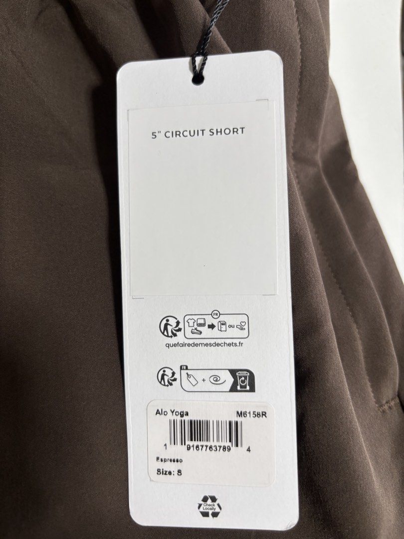 Alo Yoga 5" Circuit Short Espresso Size 8 (Category: Shorts) located in Singapore. Submitted by xxprelovedxxxxx (Listing ID 1441465708, Image 3). Description: - Brand New With Tags (BNWT) - Alo Yoga 5" Circuit Shorts - Colour: Espresso - Size: S - Material: Lightweight and super comfy - Features: Elastic waistband with drawstring for adjustable fit, functional pockets - Ideal for: Workouts, gym sessions, or casual lounging.