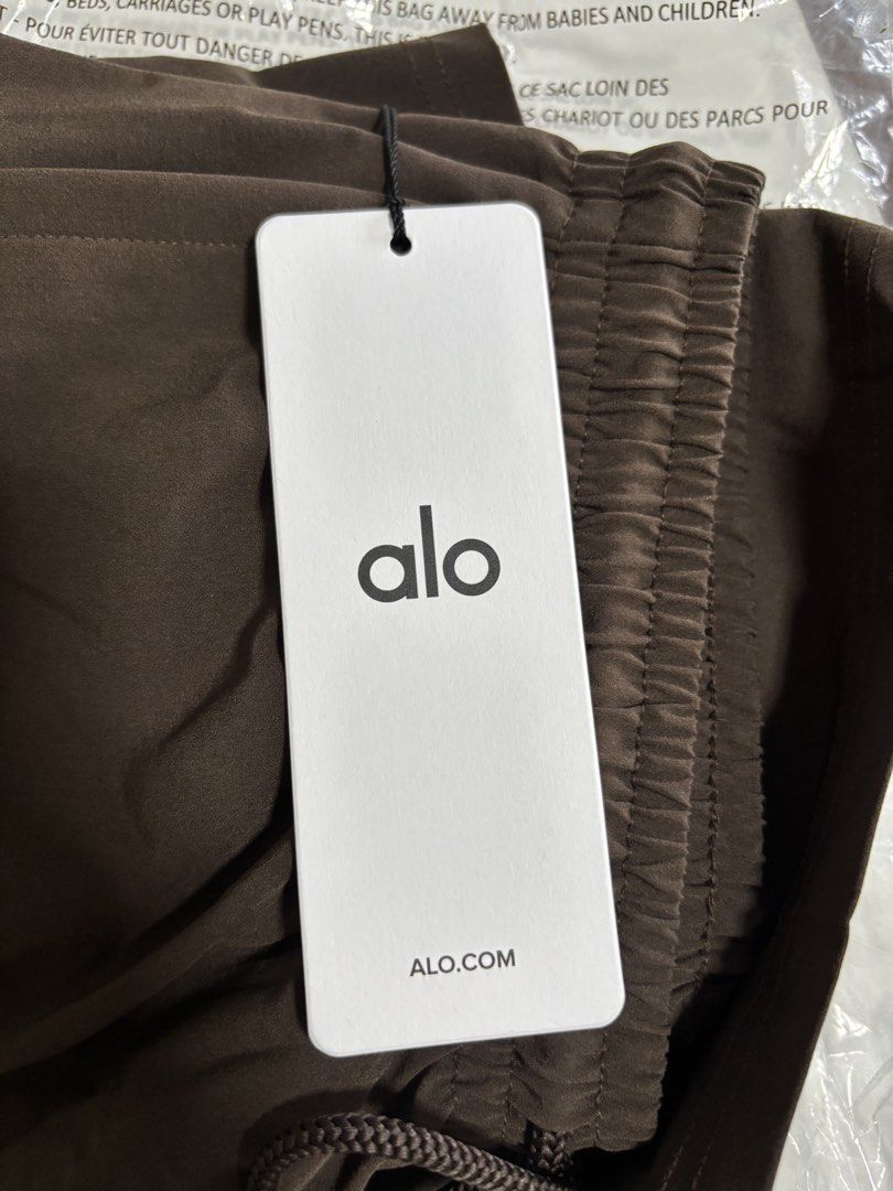 Alo Yoga 5" Circuit Short Espresso Size 8 (Category: Shorts) located in Singapore. Submitted by xxprelovedxxxxx (Listing ID 1441465708, Image 2). Description: - Brand New With Tags (BNWT) - Alo Yoga 5" Circuit Shorts - Colour: Espresso - Size: S - Material: Lightweight and super comfy - Features: Elastic waistband with drawstring for adjustable fit, functional pockets - Ideal for: Workouts, gym sessions, or casual lounging.