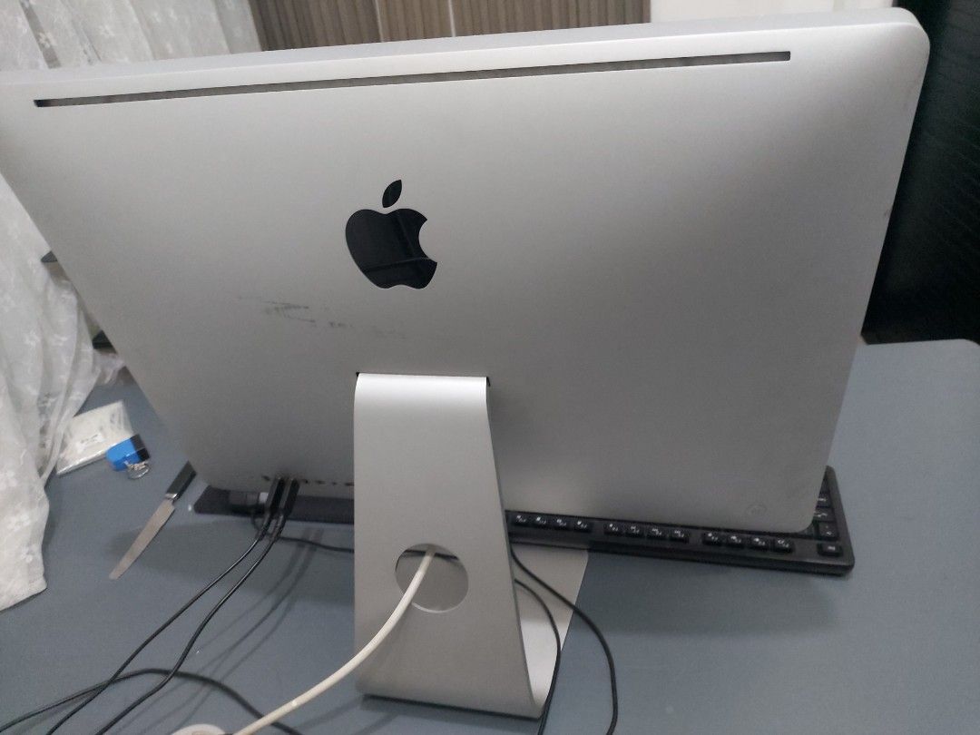 Apple iMac 21.5-inch Mid 2010 (Category: Desktops) located in Manila. Submitted by kenriosy (Listing ID 1441415458, Image 1). Description: - Apple iMac 21.5-inch (Mid 2010) - Processor: 3.06 GHz Intel Core i3 - Memory: 8 GB RAM - Graphics: ATI Radeon HD 4670 - Operating System: OS X Yosemite (10.10.5) - Condition: may pagka yellowish na display. and yung glass needs replacement. working ang wifi at bluetooth.