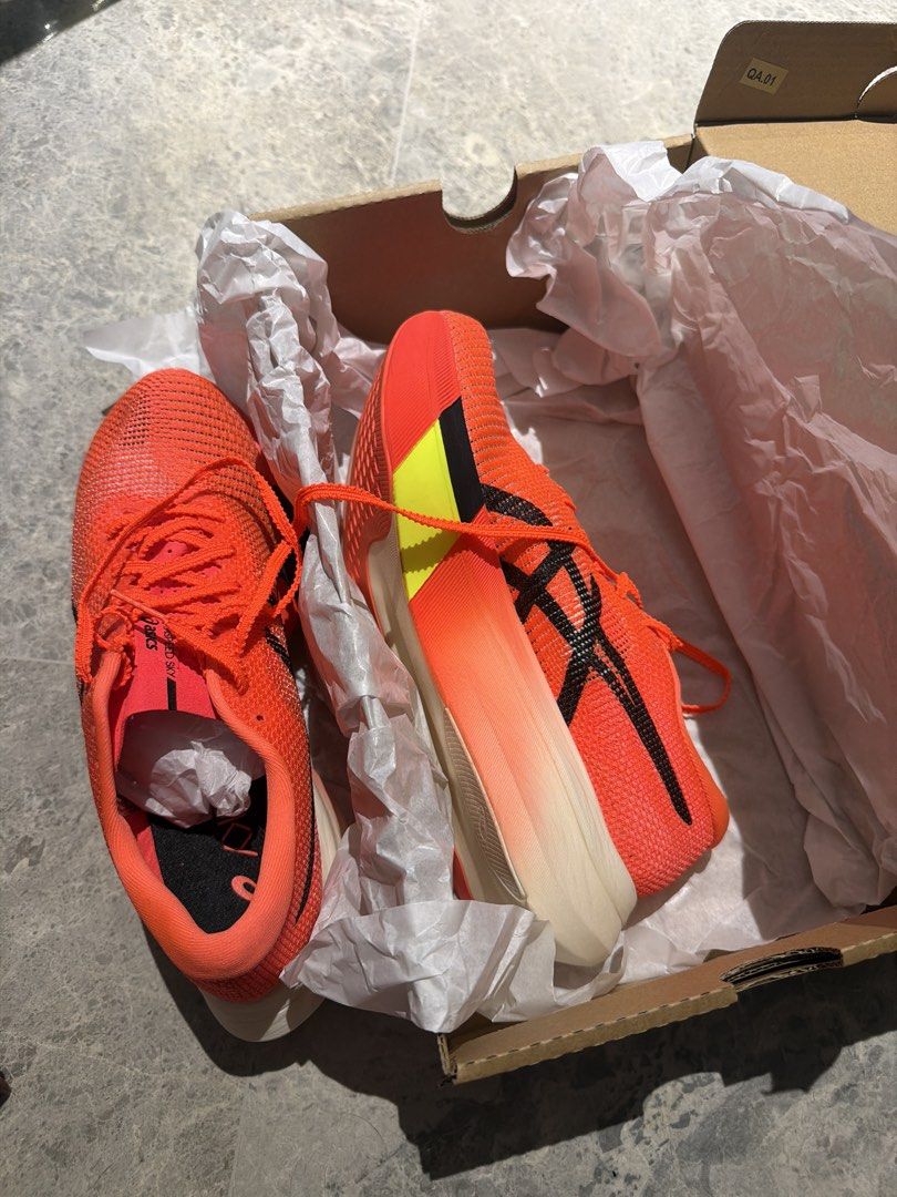 ASICS METASPEED SKY Orange Running Shoes (Category: Sneakers) located in Singapore. Submitted by qwerty0124578 (Listing ID 1441396975, Image 2). Description: - ASICS METASPEED SKY running shoes (selling because I prefer Edge!) - Size: 25cm Euro 39.5 US6.5 UK5.5 - Colour: Orange - Lightweight design for enhanced speed - Ideal for race day and training sessions - Includes original box and tissue paper - Ready for a new owner.