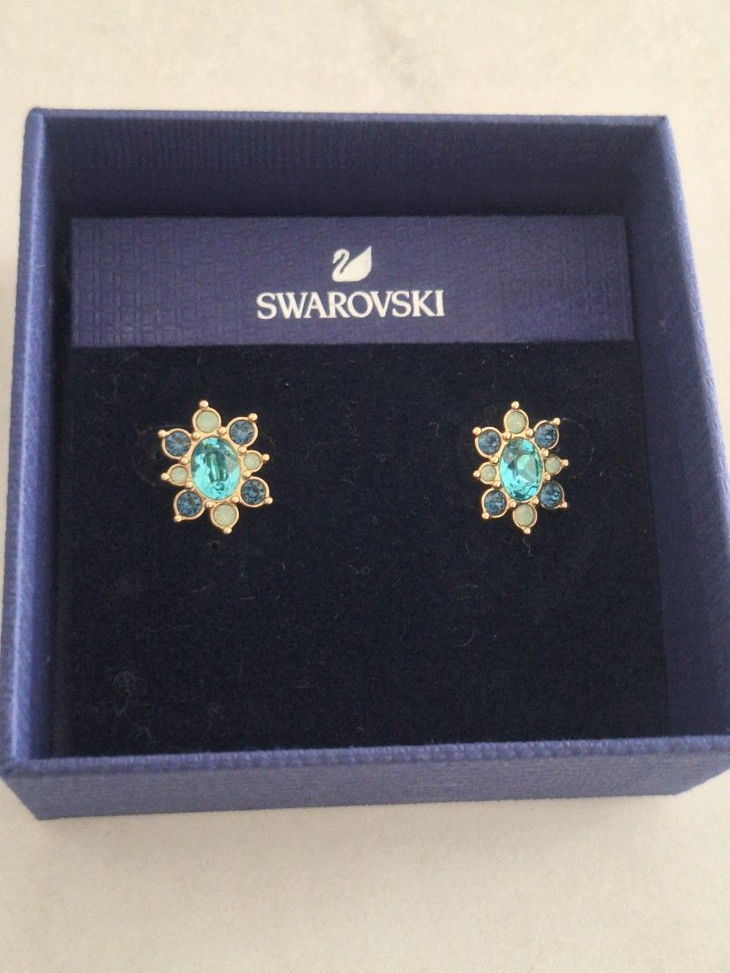 Authentic Swarovski Crystal Earrings (Category: Earrings) located in Singapore. Submitted by vintagehuntsg (Listing ID 1441500231, Image 1). Description: Authentic Swarovski crystal earrings. Measures approx. 1.8 x 1.8cm Comes with original box. Self collect at Choa Chu Kang ave 5 or free registered postage..