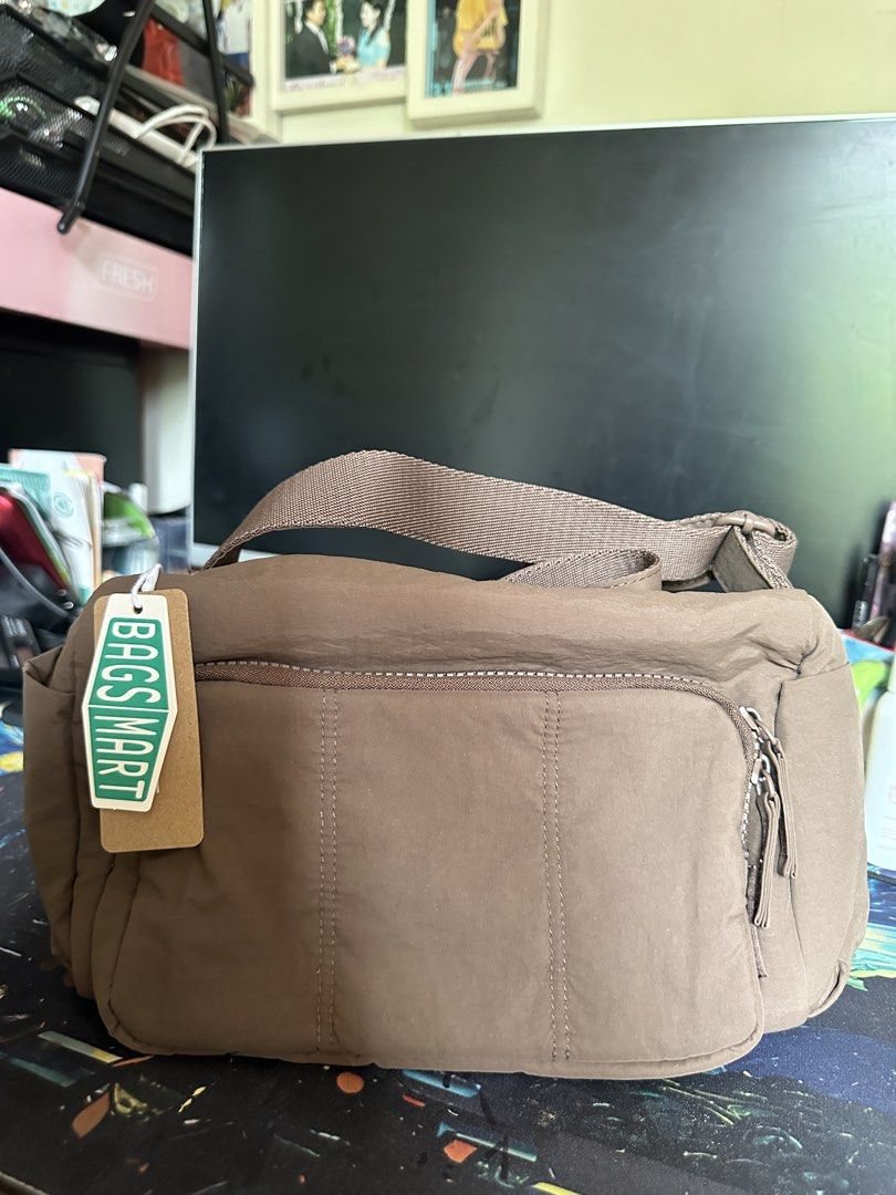 BAGSMART Messenger Bag - Coffee (Category: Shoulder Bags) located in Cainta. Submitted by piattoss85 (Listing ID 1441426617, Image 2). Description: Bought for international trip but ended up never using it.