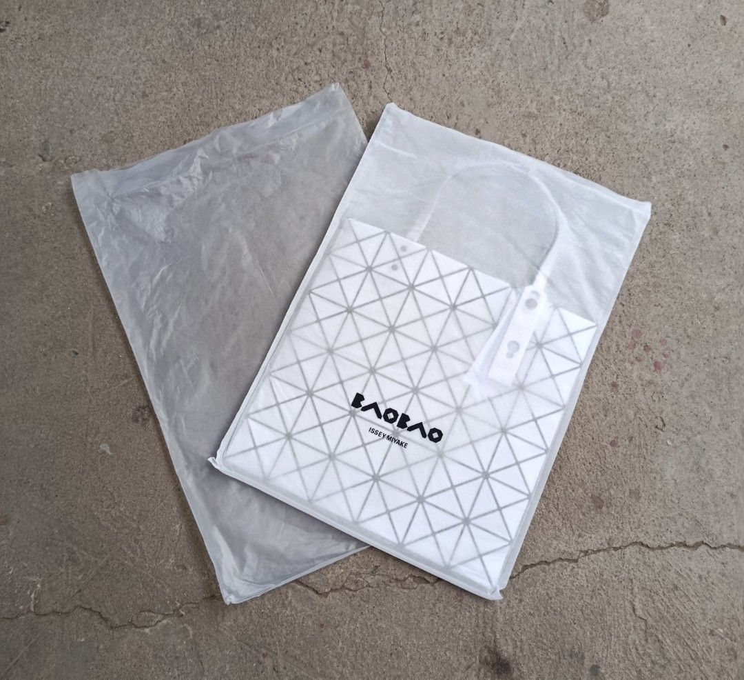 Bao BAO Issey Miyake - White Matte - Lucent Tote Bag - Geometric Triangular Mesh Lining (Category: Tote Bags) located in San Fernando. Submitted by son.twice.stuff (Listing ID 1441529446, Image 3). Description: Item: Bao BAO Issey Miyake - White Matte - Lucent Tote Bag - Geometric Triangular Mesh Lining Dimensions Length: 13" Width: 13" Handle Starp: 8" Condition: Brand New Complete " 9 PCS WHITE AVAILABLE" Zipper: YKK Puller: BAO BAO ISSEY MIYAK
