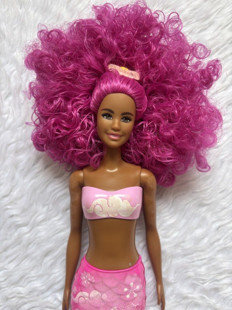 Barbie Color Reveal Preloved (Category: Kids Toys) located in Bulacan. Submitted by lmsdeclutteringcorner (Listing ID 1441422394, Image 2). Description: - Mermaid Barbie doll - Vibrant pink curly hair - Pink bikini top - Pink tail with cloud and flower patterns - Shimmery tail finish - Ideal for imaginative play - Great for collectors - Ready for underwater adventures - ISSUE: wala na yung pinaka dulo ng tail.