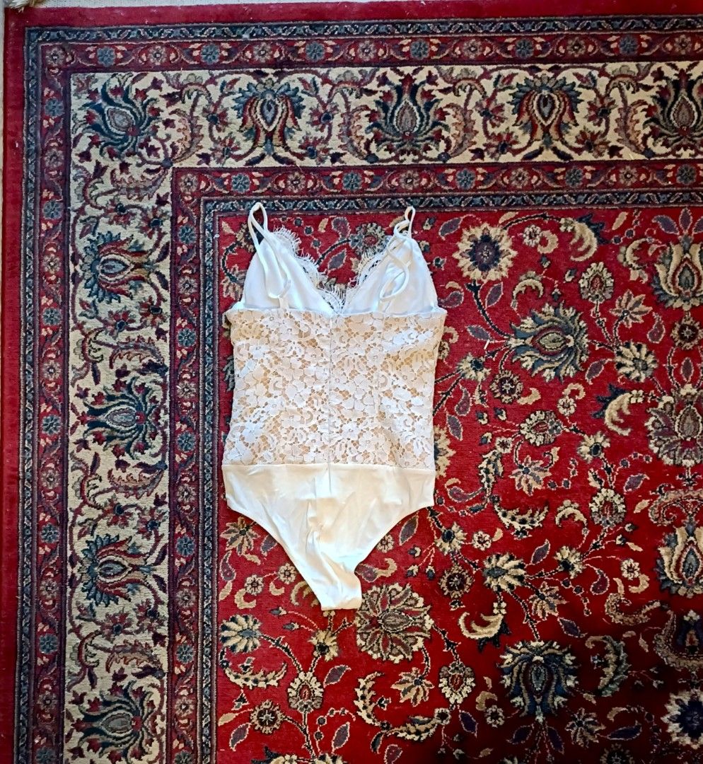 BARDOT| White Eyelash Lace Bodysuit with Nude Lining. (Category: Women's Clothes) located in Greensborough. Submitted by littlemissmeraki (Listing ID 1441520918, Image 3). Description: 🌻 BARDOT| White Eyelash Lace Bodysuit with Nude Lining 🌻 •Size: Extra Small, XS, 6. • Fabrication: 58% Viscose, 24% Cotton, 18% Nylon. • Colour: White, Cream. • Brand: Bardot. • Condition: Pre-Loved, Good. 🌻 Description🌻 ~ Authentic Brand Label. ~ Absolute stun