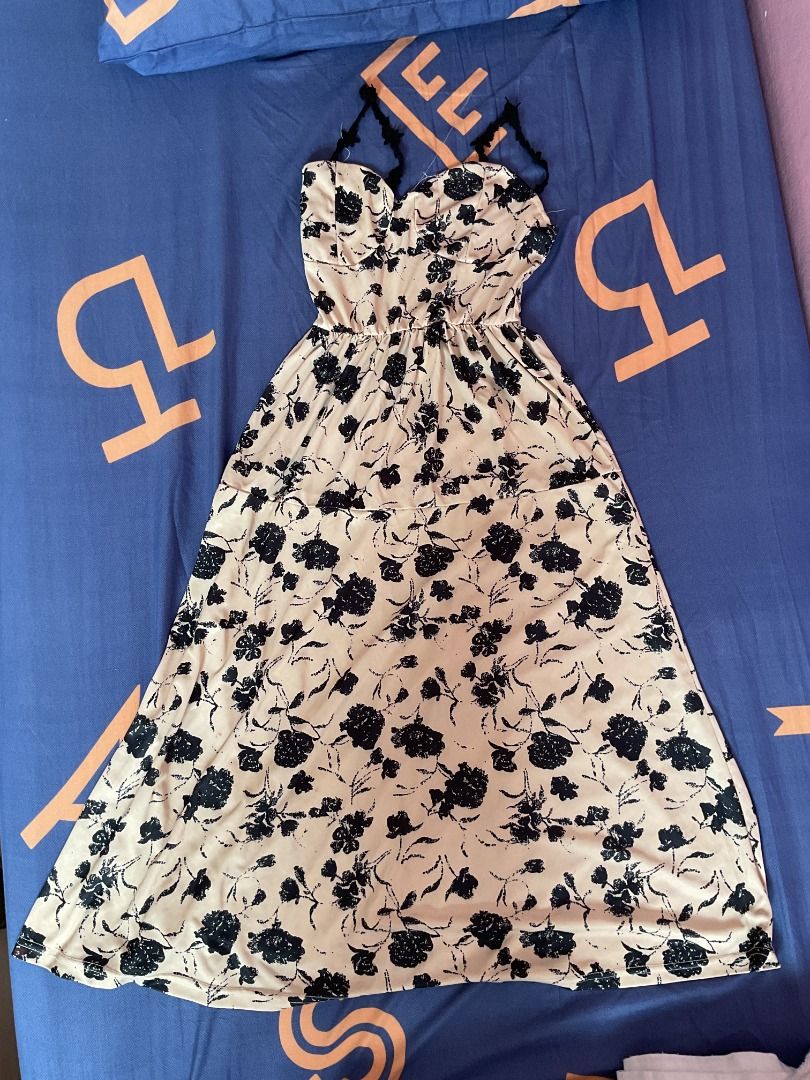 Black Floral Flowy Dress (Category: Dresses) located in Quezon City. Submitted by euancaw99960 (Listing ID 1441412585, Image 1). Description: Black Floral Flowy Dress.