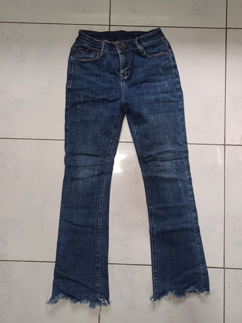 Blue Denim Jeans with Frayed Hem (Category: Jeans) located in Cavite. Submitted by breadandbutter00 (Listing ID 1441441372, Image 1). Description: - Trendy flared leg blue denim jeans - 25-26 waist - 150 only --seabank/gcash -lalamove, jnt, and angkas or joyride package -Dasma, Cavite .