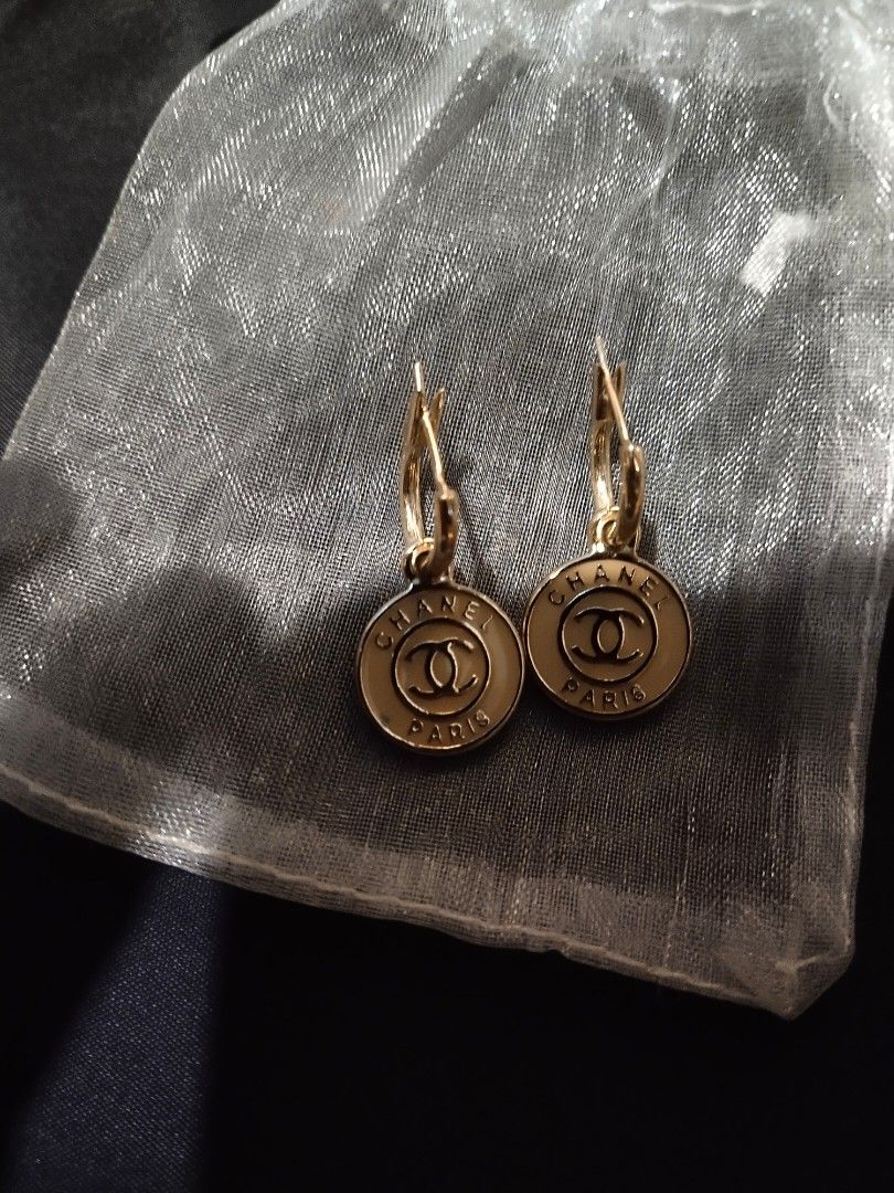 Chanel CC Logo Earrings (Category: Earrings) located in Tuba. Submitted by drickbernard (Listing ID 1441430705, Image 1). Description: - Chanel earrings - Iconic CC logo design - Perfect for a classic, elegant look.