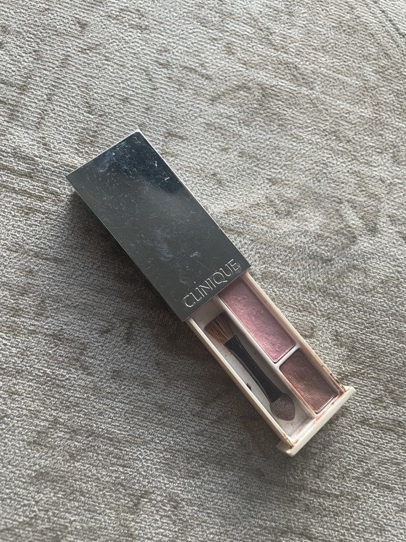 Clinique Eyeshadow Duo Palette (Category: Makeup) located in Makati City. Submitted by candicedayo (Listing ID 1441487873, Image 1). Description: - Clinique eyeshadow palette - Two shimmery shades: light pink and bronze - Includes applicator brush - Minor powder residue inside - Case has minor scuffs - Ideal for quick touch-ups.